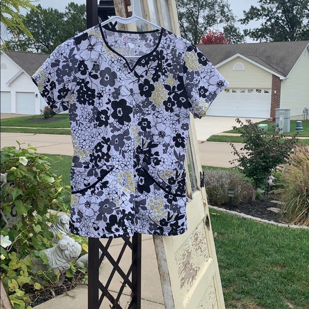 Sz small scrub top.